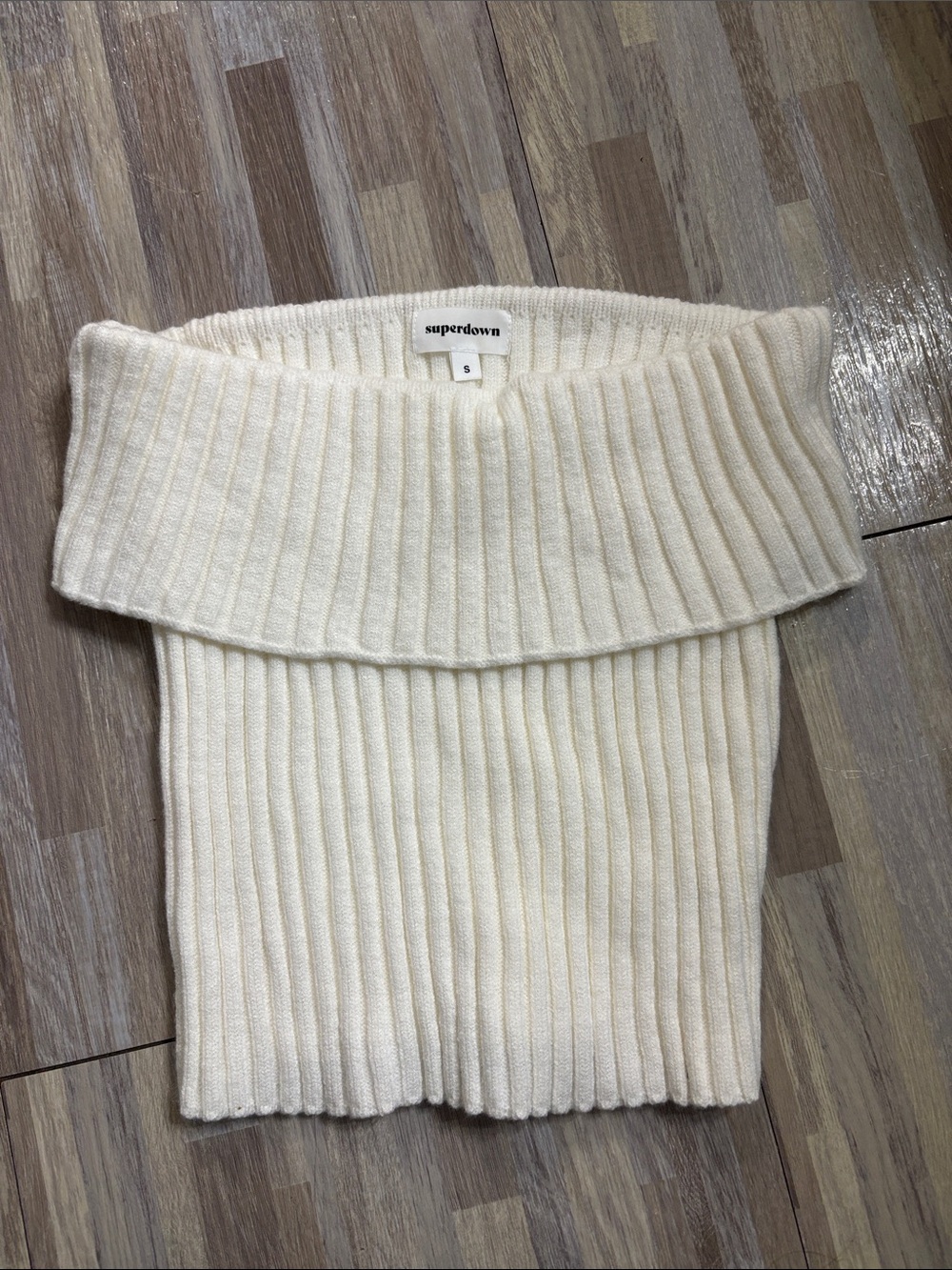 Superdown white ribbed foldover knit top
Size Small Excellent Condition